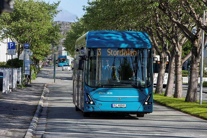 Buss kommer kjørende på veg - Klikk for stort bilde
